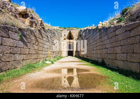 Il sito archeologico di Micene vicino al villaggio di Mykines, con antiche tombe, pareti gigante e il famoso Cancello dei Leoni, Peloponneso, Grecia Foto Stock