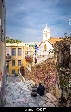 Strada di Anafiotika nella città vecchia di Atene, Grecia. È Anafiotika district costruito dai lavoratori dall'isola Anafi. Popolare attrazione turistica. Foto Stock