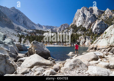 Un uomo si ammira la vista del Lone Pine Lake guardando verso la Sierra Nevada e il percorso di Mt. Whitney. Foto Stock