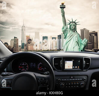 Vista di un cruscotto di automobile con una unità di navigazione in viaggio a New York City Foto Stock