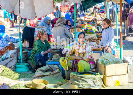 MARRAKECH, Marocco - 11 dicembre: Donne vendono spezie e verdure al mercato di Marrakech. Dicembre 2016 Foto Stock