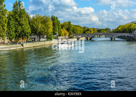 Una gita in barca lungo il fiume Senna vicino al centro di Parigi in una giornata di sole a inizio autunno Foto Stock