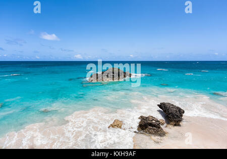 Baia a ferro di cavallo in Bermuda in una giornata di sole. Foto Stock
