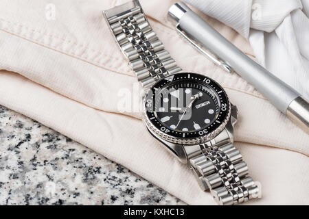 Closeup uomini orologio subacqueo con bracciale in acciaio inossidabile Foto Stock