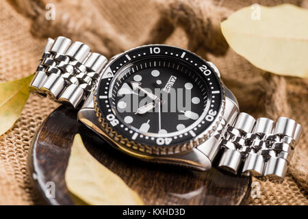 Closeup uomini orologio subacqueo con bracciale in acciaio inossidabile Foto Stock