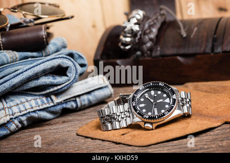 Closeup uomini orologio subacqueo con bracciale in acciaio inossidabile Foto Stock