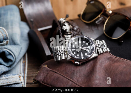 Closeup uomini orologio subacqueo con bracciale in acciaio inossidabile Foto Stock