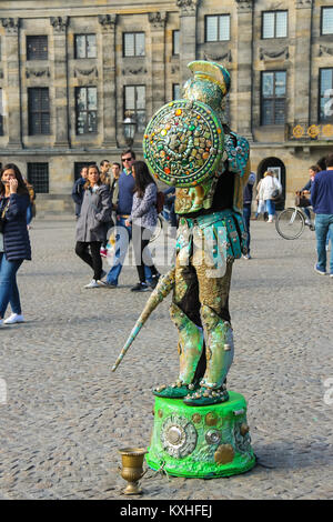 Amsterdam, Paesi Bassi - Ottobre 03, 2015: statua umana street performer su Dam Square nel centro storico della città Foto Stock