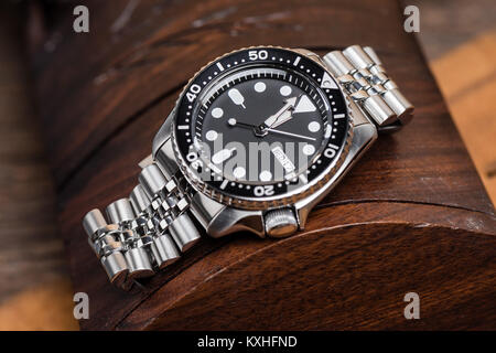 Closeup uomini orologio subacqueo con bracciale in acciaio inossidabile Foto Stock