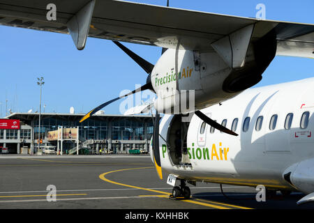 Tanzania, Daressalam, Aeroporto Internazionale Julius Nyere, aereo di precisione ATR-42 con destinazione Zanzibar Foto Stock