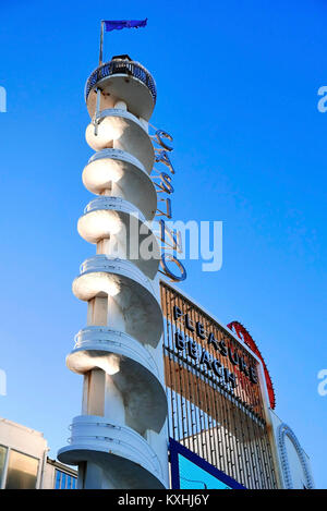 Pleasure Beach torre bianca casino progettato dall architetto Frank Emberton nel 1938 Foto Stock