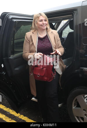 Karen Bradley visitare Belfast Metropolitan College di Titanic Quarter della città durante la sua prima visita in Irlanda del Nord il Segretario. Foto Stock