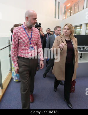 Karen Bradley visitare Belfast Metropolitan College di Titanic Quarter della città durante la sua prima visita in Irlanda del Nord il Segretario. Foto Stock