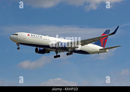 Delta Air Lines Boeing 767-332 N1603 in atterraggio a Londra Heathrow. Foto Stock