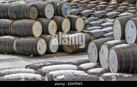 SPEYSIDE distilleria di whisky in Scozia TAMDHU con righe di botti o barili in inverno la neve a fianco di Speyside modo in Scozia Foto Stock