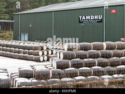SPEYSIDE distilleria di whisky in Scozia TAMDHU con righe di botti o barili in inverno il gelo e la neve a fianco di Speyside modo Foto Stock