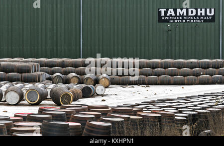 SPEYSIDE distilleria di whisky TAMDHU con barili in inverno la neve a fianco di Speyside modo in Scozia Foto Stock