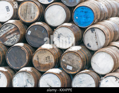 SPEYSIDE distilleria di whisky TAMDHU con righe di botti o barili fine su in inverno la neve si vede lungo la SPEYSIDE MODO IN SCOZIA Foto Stock