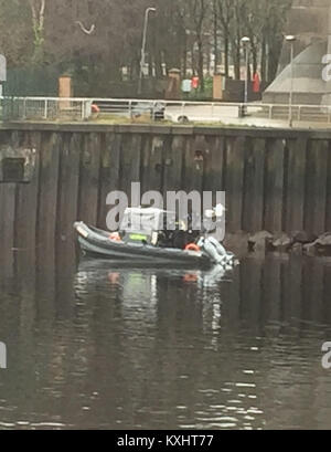 I subacquei di polizia ricerca sotto il Kingston Bridge su un tratto del fiume Clyde a Glasgow come essi cercare un uomo mancante. Foto Stock