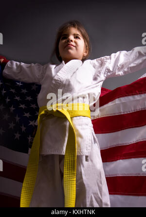 Ragazza karate con una bandiera Foto Stock
