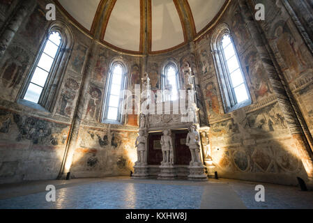 Napoli. L'Italia. La quattrocentesca chiesa di San Giovanni a Carbonara. Caracciolo del Sole Cappella (Cappella Caracciolo del Sole). Sepolcro di Sergianni Foto Stock