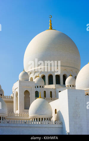 ABU DHABI, Emirati Arabi Uniti - Dic 28, 2017: parte del tetto dalla Moschea Sheikh Zayed di Abu Dhabi. Si tratta della più grande moschea del paese. Foto Stock