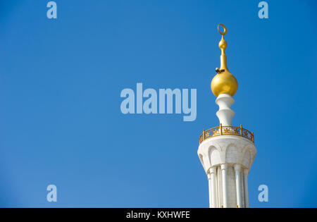 ABU DHABI, Emirati Arabi Uniti - Dic 28, 2017: parte del tetto dalla Moschea Sheikh Zayed di Abu Dhabi. Si tratta della più grande moschea del paese. Foto Stock