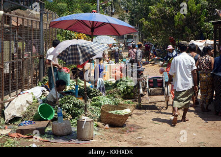 BAGO, MYANMAR - circa aprile 2017 Mercato su strada Foto Stock