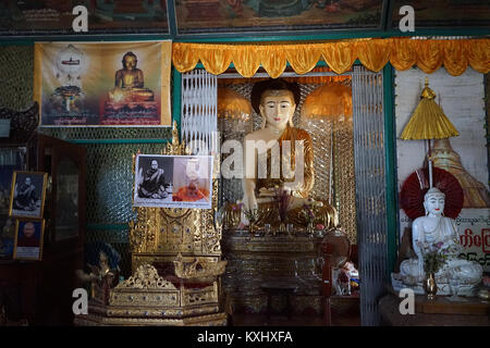 BAGO, MYANMAR - circa aprile 2017 Buddha nel vecchio monastero Foto Stock