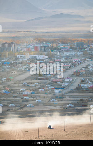 Khovd Hovd town city tramonto camini di fumo di combustione di carbone per stare al caldo e freddo inverno Mongolo Foto Stock
