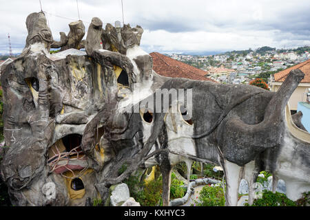 DALAT, VIETNAM - circa gennaio 2017 Crazy House Foto Stock