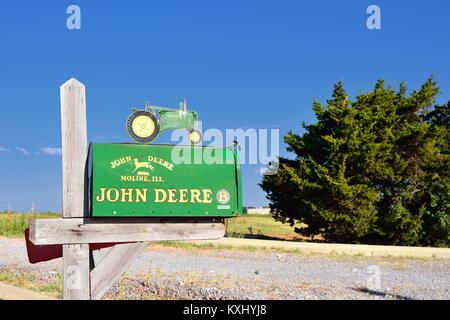 Calumet, Oklahoma - Luglio 20, 2017: Mailbox metallico con i colori e il marchio di John Deere lungo di strada di campagna nello stato dell'Oklahoma. John D Foto Stock