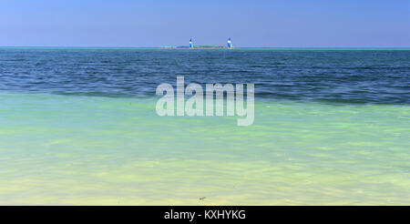 Bellissimo mare primavera o estate sfondo astratto. Spiaggia di sabbia bianca con oceano blu e cloudscape e tramonto nel retro. Foto Stock