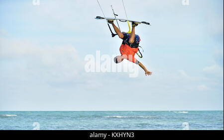 Uomo in sella alla sua kiteboard su Cayo Guillermo in Oceano Atlantico, godetevi il kite surf. Dicembre 2017 a Cuba. Caya Guillermo Foto Stock