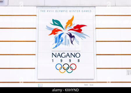 Piastrella dipinta con il snowflower emblema di Nagano XVIII Giochi olimpici invernali di Nagano stazione ferroviaria, Giappone Foto Stock