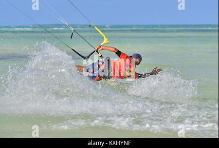 Cayo Guillermo Cuba - 17 dicembre 2017: l'uomo in sella alla sua kiteboard su Cayo Guillermo in Oceano Atlantico, godetevi il kite surf. Dicembre 2017 a Cuba. Caya Foto Stock