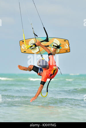 Cayo Guillermo Cuba - 17 dicembre 2017: l'uomo in sella alla sua kiteboard su Cayo Guillermo in Oceano Atlantico, godetevi il kite surf. Dicembre 2017 a Cuba. Caya Foto Stock