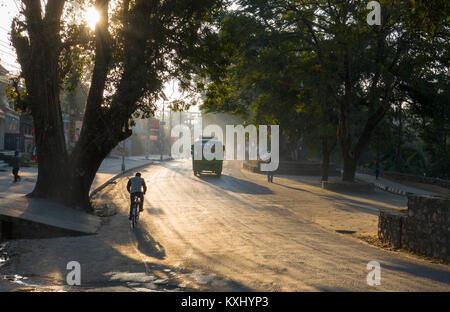 La mattina presto sul lago Phewa road, Pokhara, Nepal Foto Stock