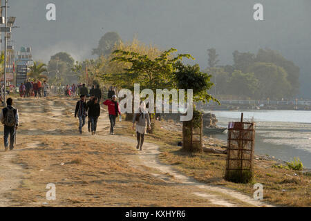 La gente camminare lungo il bordo del lago Phewa in Pokhara, Nepal Foto Stock