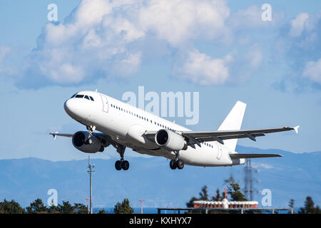 Airbus A320-200 decollo dall'aeroporto di Shizuoka in Giappone. Foto Stock