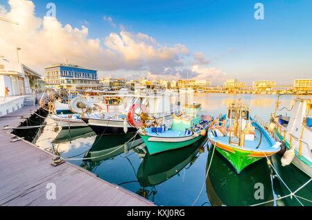 La pesca barche ormeggiate a Limassol vecchio porto di Cipro, vicino alla Marina. La vista del porto e del mare Mediterraneo, l'acqua, barca reti da pesca, e Foto Stock