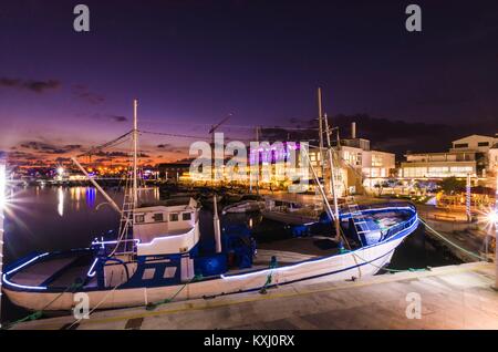 La pesca in barca ancorata al Limassol vecchio porto di Cipro, vicino alla Marina. La vista del porto e del mare Mediterraneo, l'acqua, barca reti da pesca, eq Foto Stock