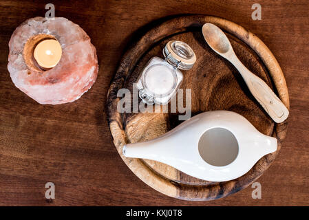 Neti pot, sistema ayurvedico per la pulizia del naso con acqua e con acqua e sale rosa da Hymalaia, impostare con asciugamano, rosa hymalaian lampada di sale e altri candela, cucchiaio Foto Stock