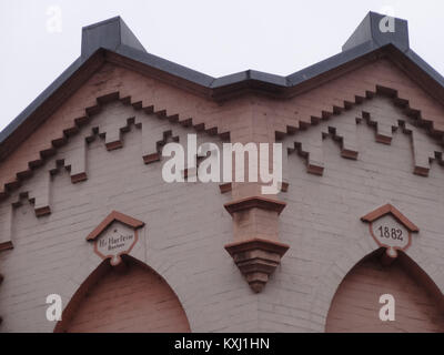Fotografia di Bahnhofstraße 6 a Eisenach, Germania, raffigurante una strada urbana con edifici residenziali e commerciali che riflettono l'architettura dell'inizio del XX secolo. Foto Stock
