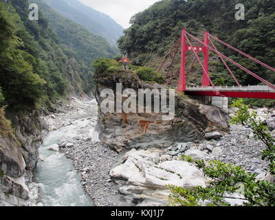 Red Cihmu ponte sopra il fiume Liwu Toroko nel Parco Nazionale di Taiwan Foto Stock