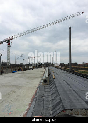 Una fotografia storica che mostra la costruzione del ponte Albert (Albertbrücke) a Dresda, Germania, raffigurante la struttura del ponte, l'ingegneria e il lavoro durante il suo sviluppo sul fiume Elba. Foto Stock
