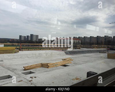 Questa immagine mostra il cantiere del Albertbrücke a Dresda, un ponte storicamente significativo per il suo ruolo nel collegare due parti della città sul fiume Elba. Foto Stock