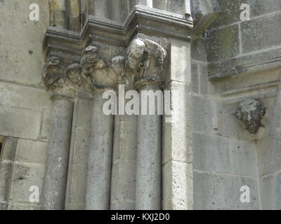 La chiesa di Ambleny, Aisne, in Francia, è un edificio religioso storico caratterizzato da elementi architettonici gotici e che funge da centro per il culto cattolico locale. Foto Stock