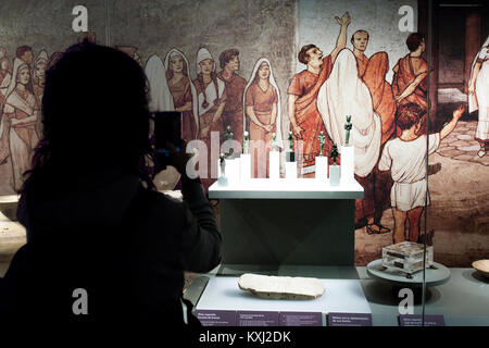 Jaen, Spagna - Dicembre 29th, 2017: Donna di scattare foto con lo smartphone in un museo di pezzi antichi. Jaen Museo iberica Foto Stock