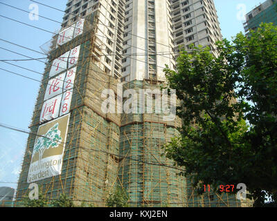 Questa immagine mostra l'impalcatura in bambù a Shanghai, un metodo di costruzione tradizionale e sostenibile. Ampiamente utilizzate in città, le impalcature in bambù offrono un'alternativa ecologica alle strutture metalliche, riducendo l'impatto ambientale e promuovendo le pratiche di costruzione locali. Foto Stock